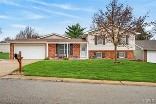 28 Greenfield Drive, St Peters, MO 63376