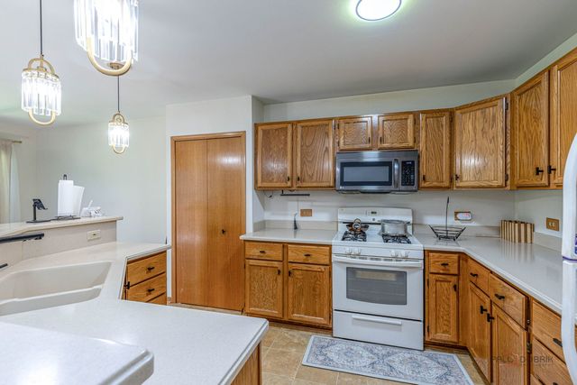 24 Garden Crescent Court, Elgin, IL 60123