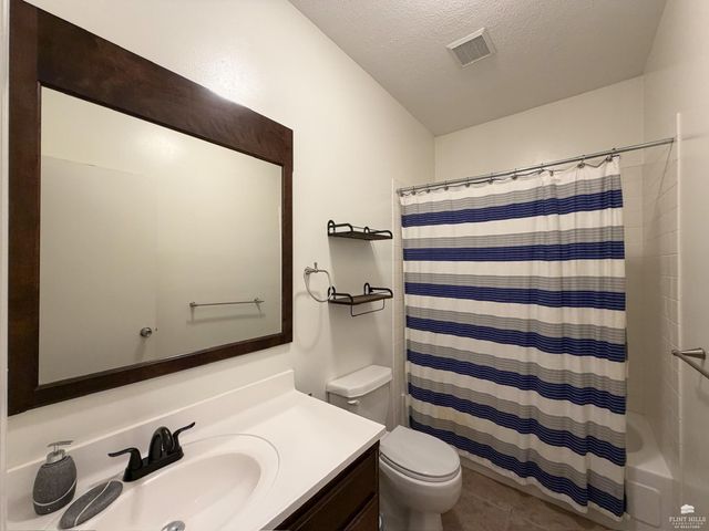 3314 Valleywood Drive, Manhattan, KS 66502