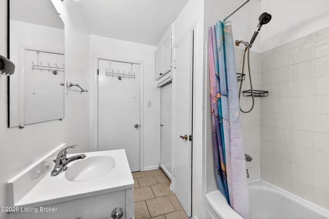 6903 Triangle Dr, Louisville, KY 40214
