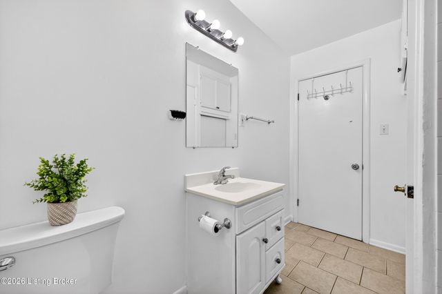6903 Triangle Dr, Louisville, KY 40214