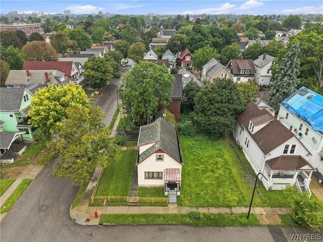 4 Regina Place, Buffalo, NY 14208