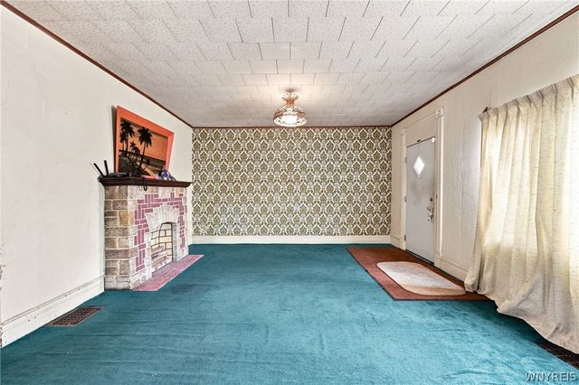 4 Regina Place, Buffalo, NY 14208
