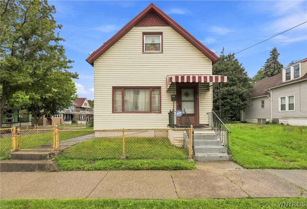 4 Regina Place, Buffalo, NY 14208