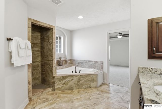 12411 Osprey Lane, Papillion, NE 68046