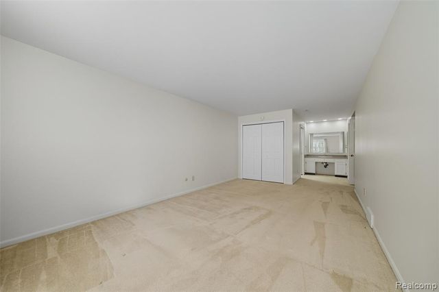 19710 W 13 Mile Road 108, Beverly Hills, MI 48025