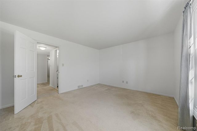 19710 W 13 Mile Road 108, Beverly Hills, MI 48025