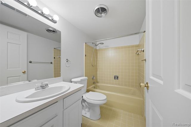 19710 W 13 Mile Road 108, Beverly Hills, MI 48025