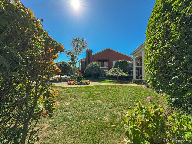 19710 W 13 Mile Road 108, Beverly Hills, MI 48025