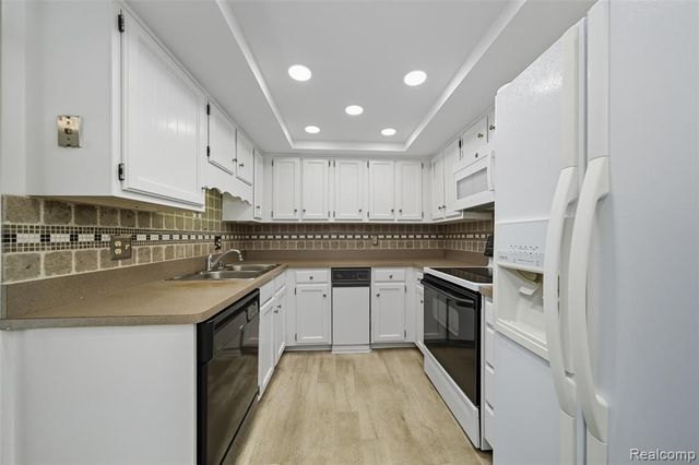 19710 W 13 Mile Road 108, Beverly Hills, MI 48025