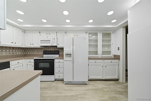 19710 W 13 Mile Road 108, Beverly Hills, MI 48025