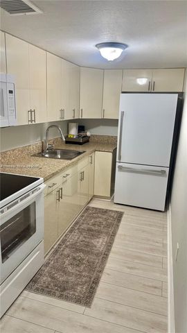 8794 SW 12th St 103, Miami, FL 33174