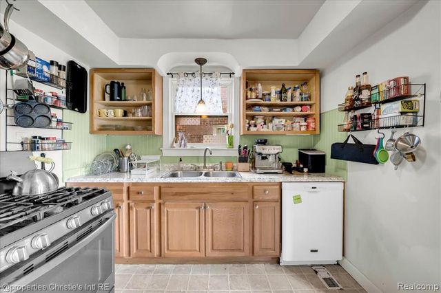 19340 Snowden Street, Detroit, MI 48235