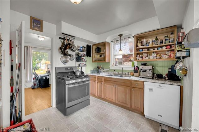 19340 Snowden Street, Detroit, MI 48235