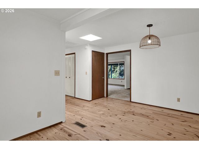 27366 4TH St, Junction City, OR 97448