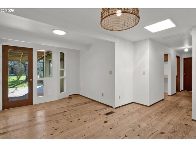 27366 4TH St, Junction City, OR 97448