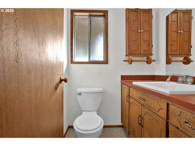 27366 4TH St, Junction City, OR 97448