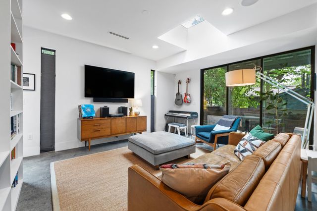 900 Karen Ave A, Austin, TX 78757