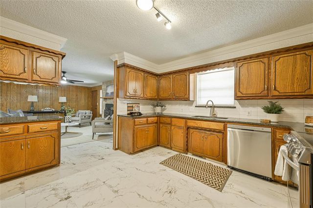 1172 Woodcrest Drive, Harrah, OK 73045