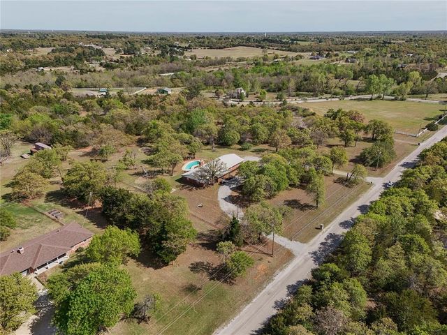 1172 Woodcrest Drive, Harrah, OK 73045