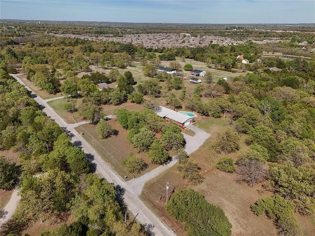 1172 Woodcrest Drive, Harrah, OK 73045