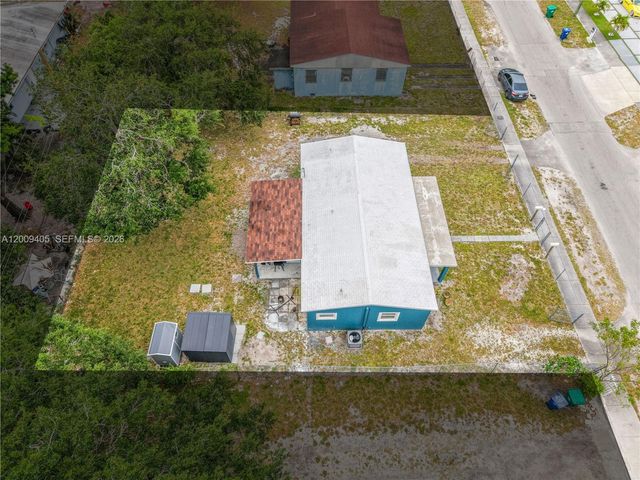 2113 NW 93rd St, Miami, FL 33147