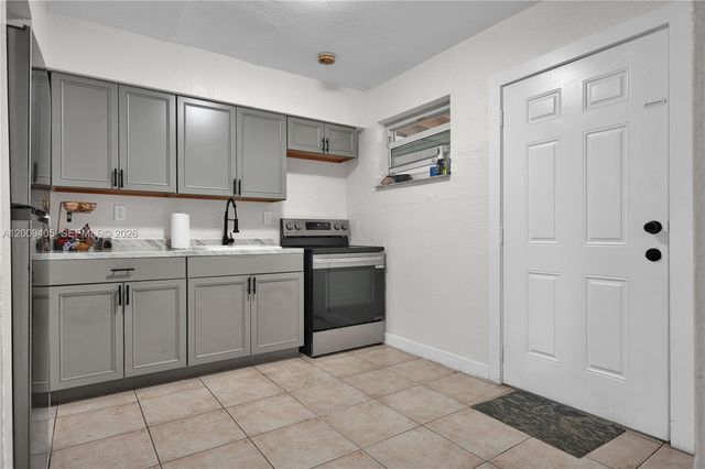 2113 NW 93rd St, Miami, FL 33147