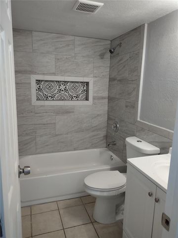 5716 N LINCOLN AVENUE C, Tampa, FL 33614