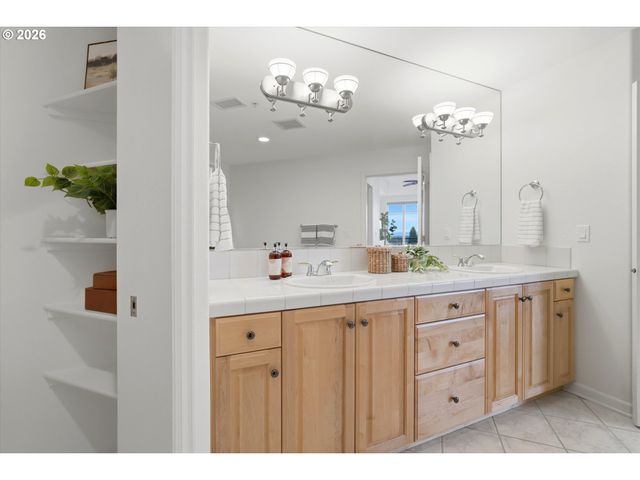 4884 Nw PROMENADE Ter 301, Portland, OR 97229