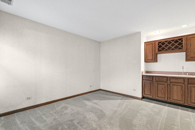 1525 N Kendal Court, Arlington Heights, IL 60004