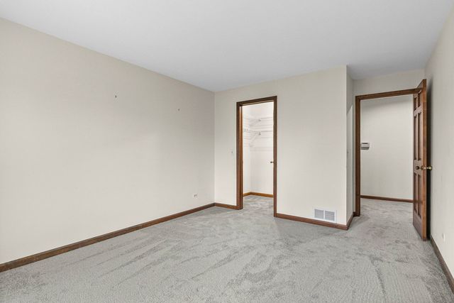 1525 N Kendal Court, Arlington Heights, IL 60004