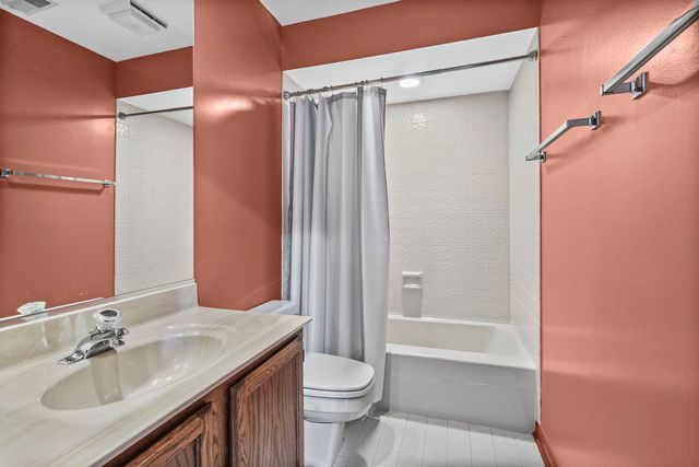 1525 N Kendal Court, Arlington Heights, IL 60004