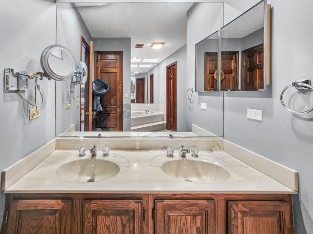 1525 N Kendal Court, Arlington Heights, IL 60004