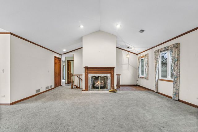 1525 N Kendal Court, Arlington Heights, IL 60004