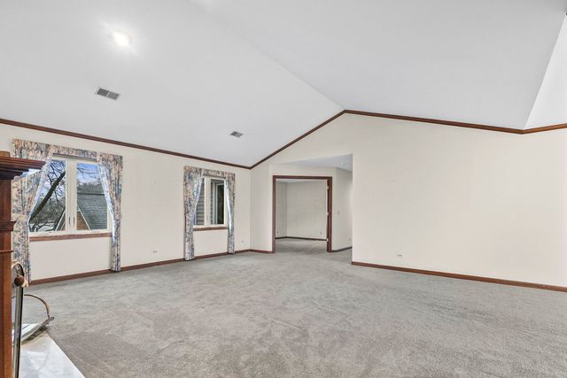 1525 N Kendal Court, Arlington Heights, IL 60004