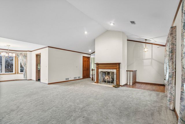 1525 N Kendal Court, Arlington Heights, IL 60004