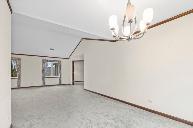 1525 N Kendal Court, Arlington Heights, IL 60004