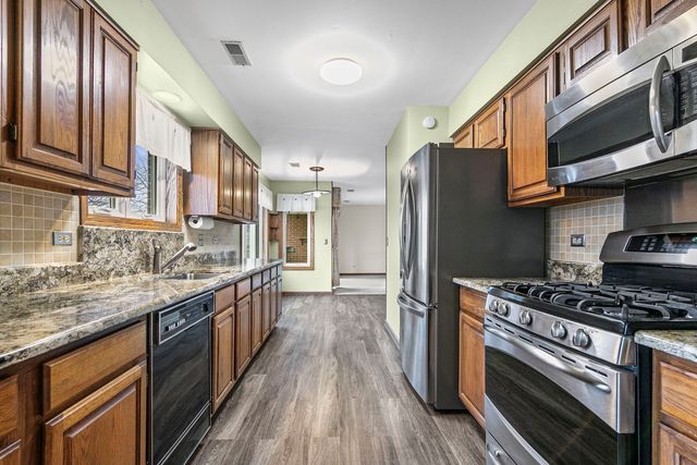 1525 N Kendal Court, Arlington Heights, IL 60004