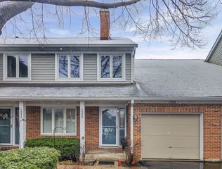 1525 N Kendal Court, Arlington Heights, IL 60004
