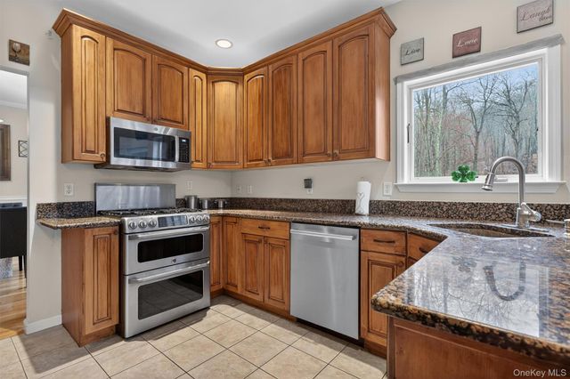 43 Greenwich Avenue, Central Valley, NY 10917