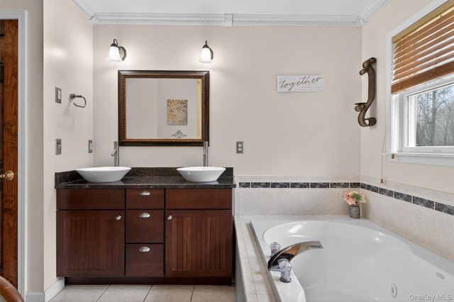 43 Greenwich Avenue, Central Valley, NY 10917