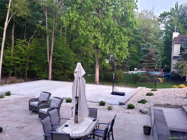 43 Greenwich Avenue, Central Valley, NY 10917