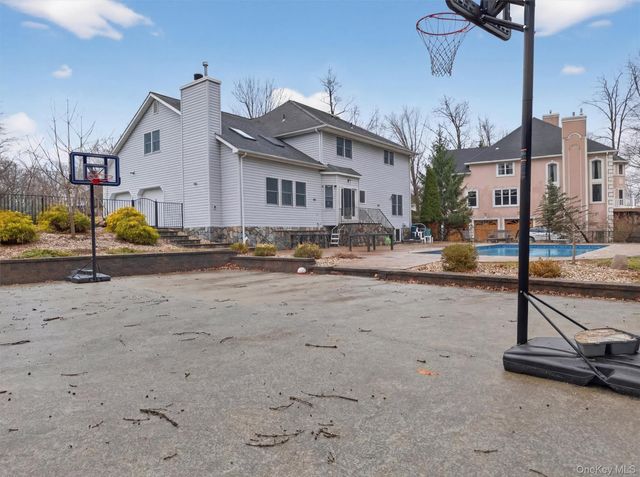 43 Greenwich Avenue, Central Valley, NY 10917