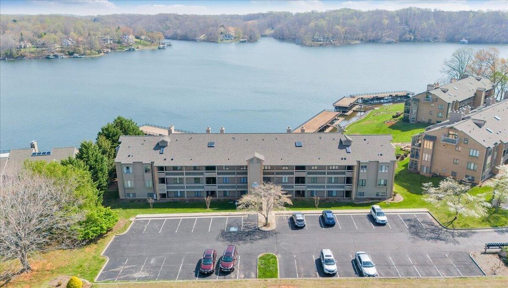 835 Gangplank Rd Unit 113, Moneta, VA 24121