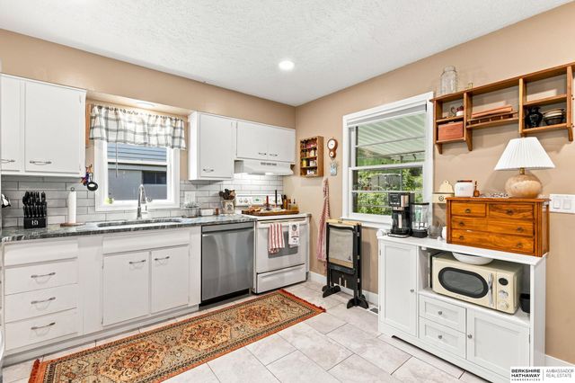 5912 N 69th Street, Omaha, NE 68104