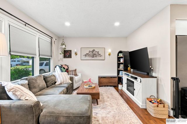 5912 N 69th Street, Omaha, NE 68104