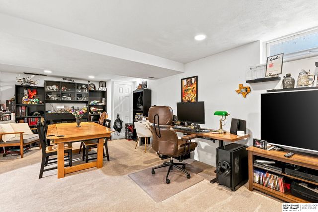 5912 N 69th Street, Omaha, NE 68104