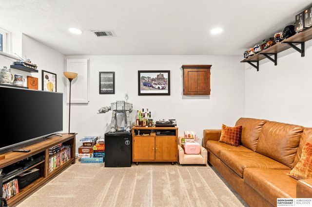 5912 N 69th Street, Omaha, NE 68104