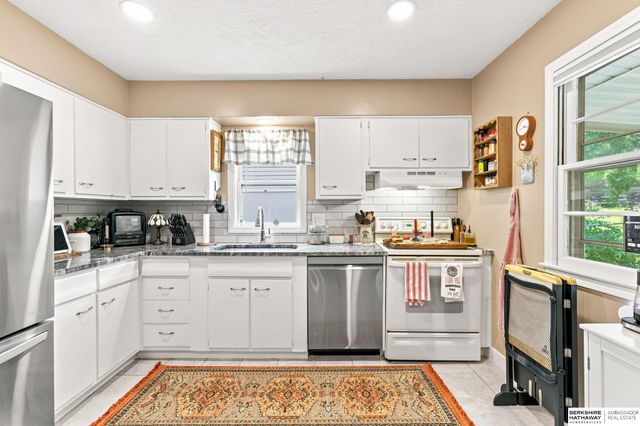 5912 N 69th Street, Omaha, NE 68104