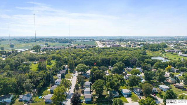 5912 N 69th Street, Omaha, NE 68104